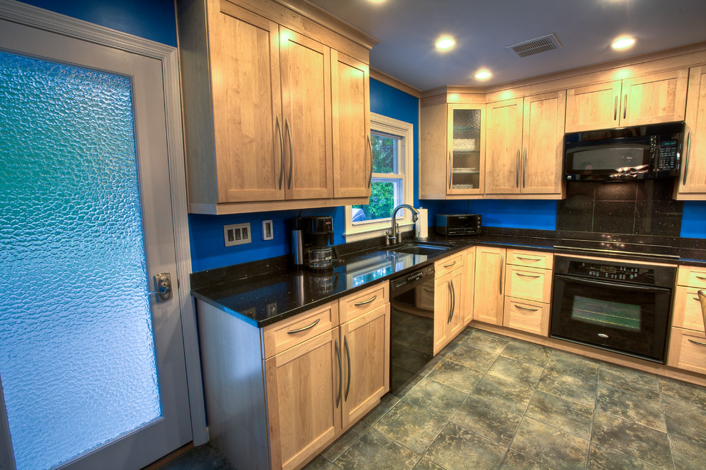 Esempio di una cucina minimal di medie dimensioni con lavello sottopiano, ante in stile shaker, ante in legno chiaro, top in granito, paraspruzzi blu, paraspruzzi in lastra di pietra, elettrodomestici neri, pavimento in gres porcellanato e penisola