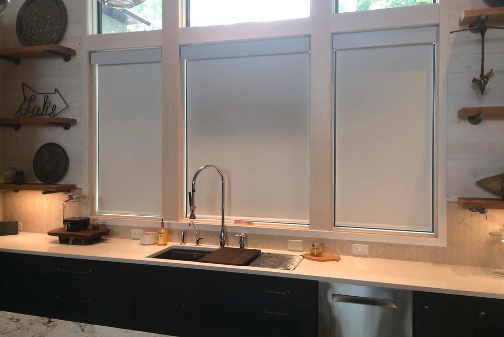 Klassisk inredning av ett mellanstort vit vitt kök, med en undermonterad diskho, skåp i shakerstil, grå skåp, bänkskiva i koppar, rostfria vitvaror, betonggolv, en köksö, beige stänkskydd och stänkskydd i stickkakel