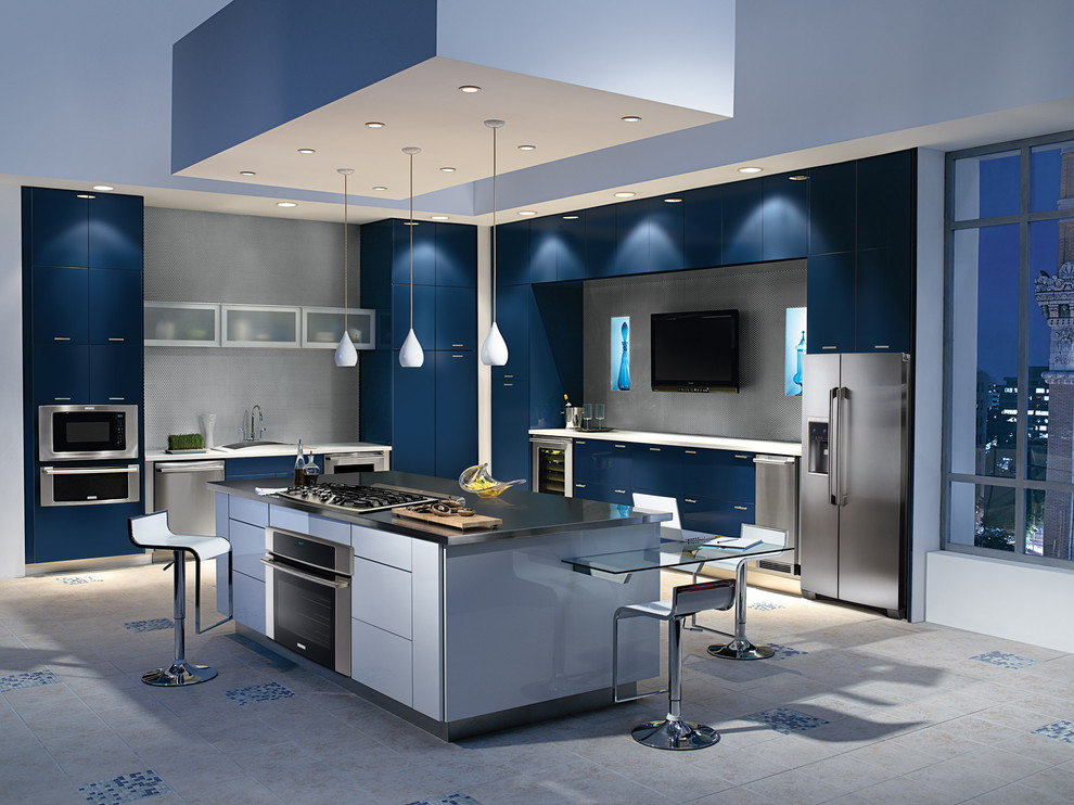 Bild på ett stort funkis kök, med en nedsänkt diskho, släta luckor, blå skåp, bänkskiva i rostfritt stål, stänkskydd med metallisk yta, rostfria vitvaror, klinkergolv i keramik och en köksö