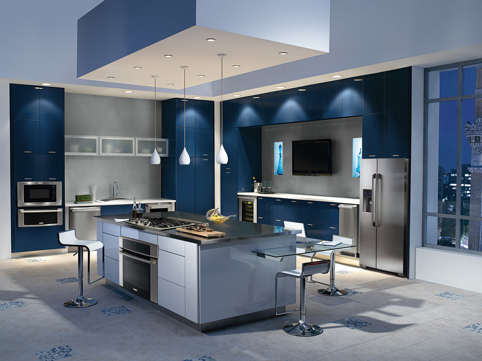 Foto di una cucina design di medie dimensioni con lavello a vasca singola, ante lisce, ante blu, top in acciaio inossidabile, paraspruzzi grigio, elettrodomestici in acciaio inossidabile, pavimento in travertino e pavimento grigio