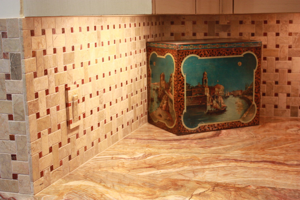 Inspiration för ett stort vintage skafferi, med en undermonterad diskho, luckor med infälld panel, beige skåp, granitbänkskiva, beige stänkskydd, stänkskydd i mosaik, rostfria vitvaror, kalkstensgolv och en köksö