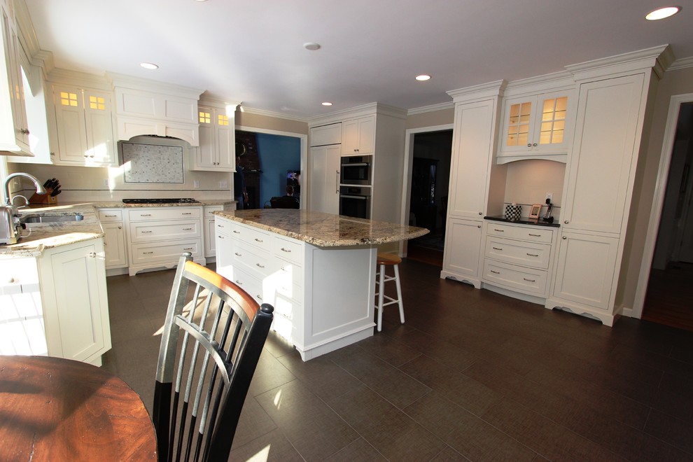 Klassische Küche mit Schrankfronten mit vertiefter Füllung, Granit-Arbeitsplatte und Kücheninsel in Boston