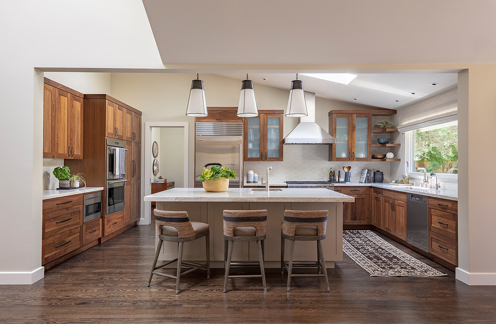 Moderne Küche in L-Form mit Unterbauwaschbecken, Schrankfronten im Shaker-Stil, hellbraunen Holzschränken, Küchenrückwand in Weiß, Kücheninsel, braunem Boden und weißer Arbeitsplatte in San Francisco