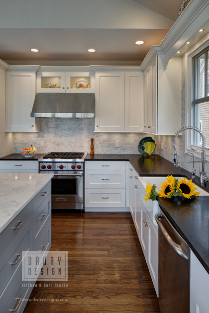 Exempel på ett mellanstort klassiskt kök, med en rustik diskho, skåp i shakerstil, vita skåp, bänkskiva i kvarts, grått stänkskydd, stänkskydd i stenkakel, rostfria vitvaror, mellanmörkt trägolv och en köksö