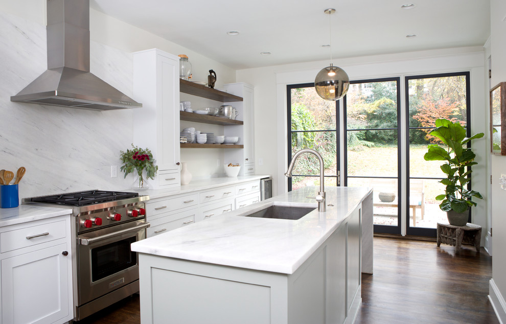 Esempio di una cucina chic chiusa e di medie dimensioni con top in marmo, paraspruzzi bianco e pavimento marrone