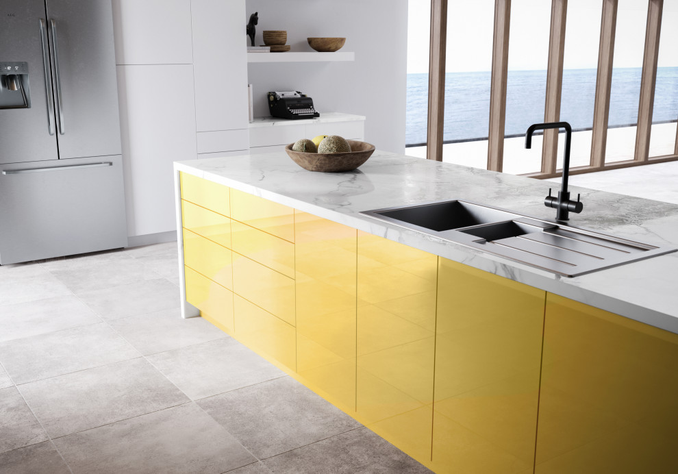 Imagen de cocina comedor minimalista con armarios con paneles lisos, puertas de armario amarillas y una isla