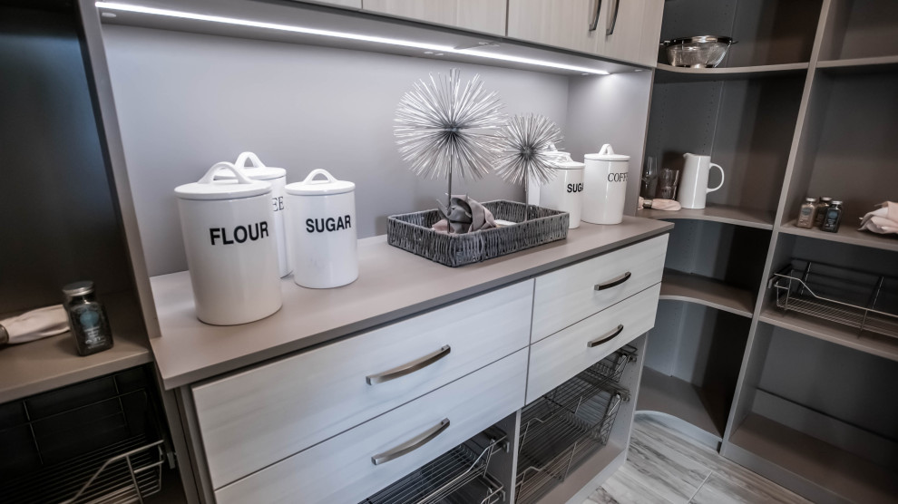 Immagine di una grande cucina design con ante bianche, top in legno, paraspruzzi bianco, elettrodomestici bianchi e top grigio