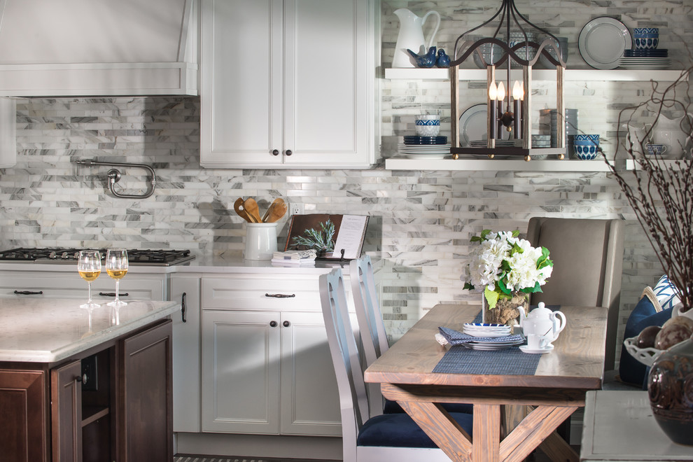 Bild på ett stort vintage kök, med en rustik diskho, luckor med infälld panel, vita skåp, bänkskiva i kvartsit, grått stänkskydd, stänkskydd i stenkakel, rostfria vitvaror, mörkt trägolv och en köksö