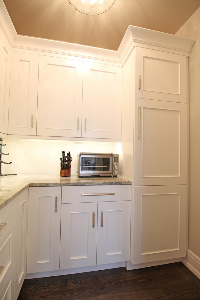 Idéer för ett mycket stort klassiskt grå kök, med en undermonterad diskho, skåp i shakerstil, vita skåp, bänkskiva i kvarts, vitt stänkskydd, stänkskydd i stenkakel, rostfria vitvaror, mörkt trägolv, en köksö och brunt golv