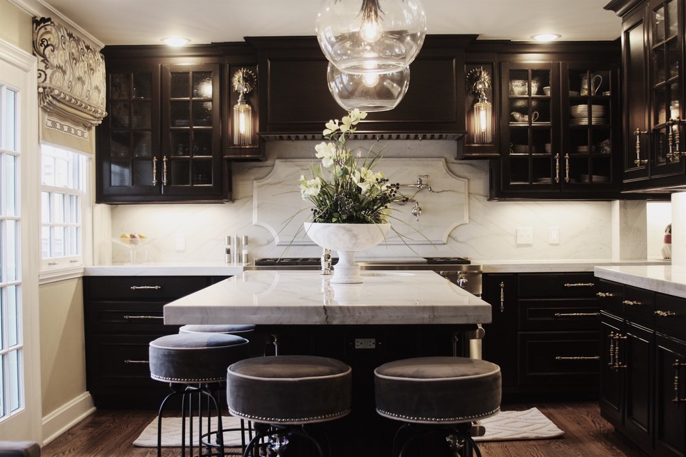 Exempel på ett avskilt, mellanstort klassiskt vit vitt l-kök, med en undermonterad diskho, luckor med infälld panel, skåp i mörkt trä, marmorbänkskiva, vitt stänkskydd, stänkskydd i marmor, mörkt trägolv, en köksö och brunt golv