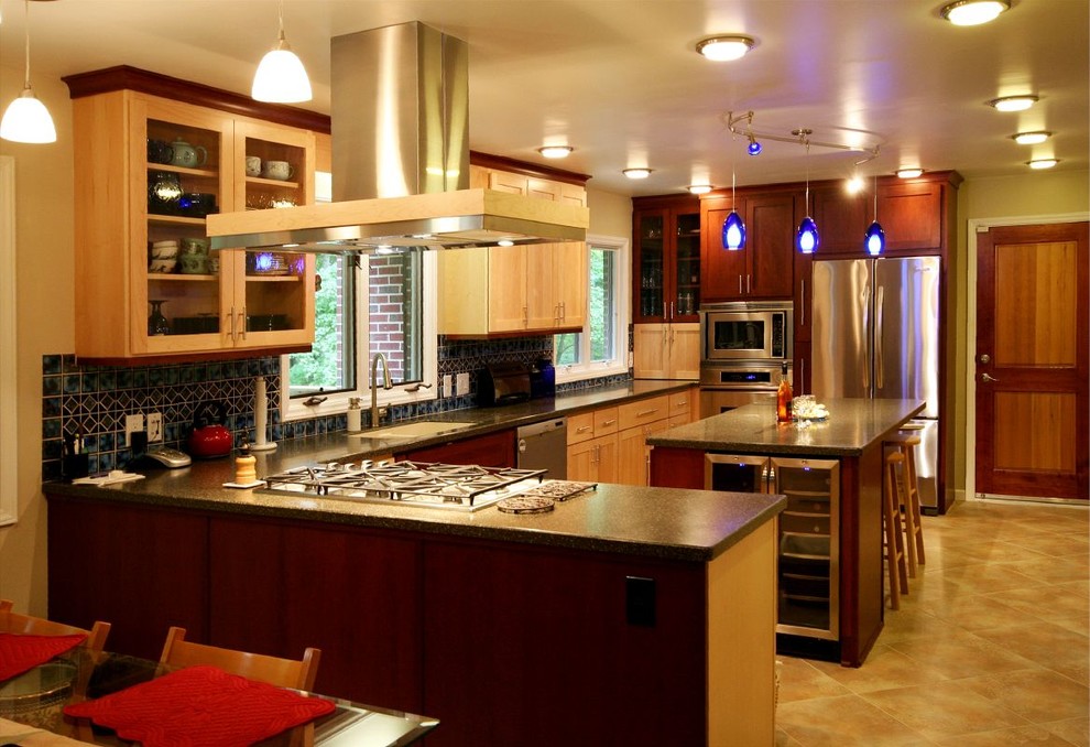 Exempel på ett avskilt, litet klassiskt u-kök, med en undermonterad diskho, skåp i shakerstil, skåp i ljust trä, granitbänkskiva, grönt stänkskydd, ljust trägolv, stänkskydd i keramik, rostfria vitvaror och en köksö