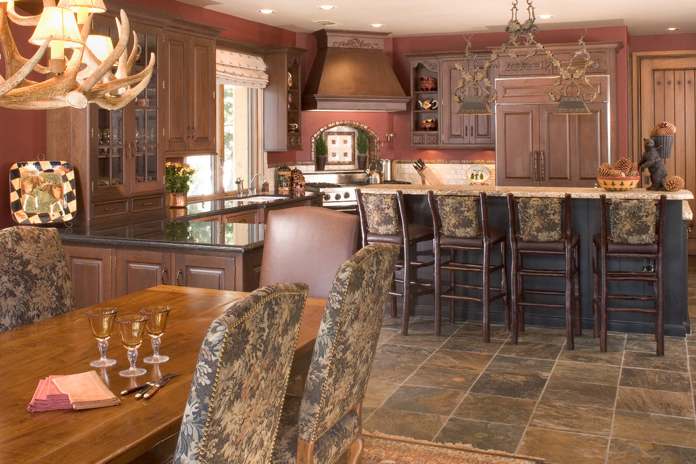 Mittelgroße Rustikale Wohnküche in L-Form mit profilierten Schrankfronten, hellbraunen Holzschränken, Küchenrückwand in Beige, Keramikboden und Kücheninsel in Sonstige