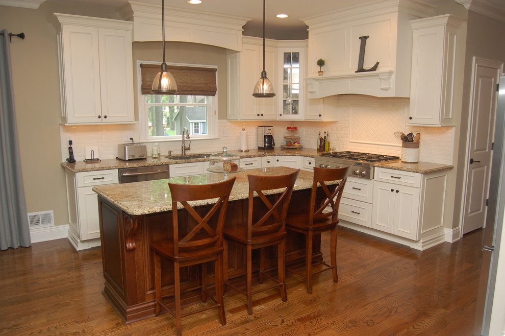 Inspiration för ett vintage kök, med en undermonterad diskho, luckor med upphöjd panel, vita skåp, granitbänkskiva, vitt stänkskydd, stänkskydd i keramik, mellanmörkt trägolv och en köksö
