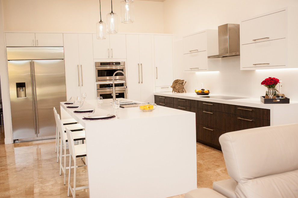 Große Moderne Wohnküche in L-Form mit Unterbauwaschbecken, flächenbündigen Schrankfronten, weißen Schränken, Quarzwerkstein-Arbeitsplatte, Küchenrückwand in Weiß, Rückwand aus Stein, Küchengeräten aus Edelstahl und Kücheninsel in Miami