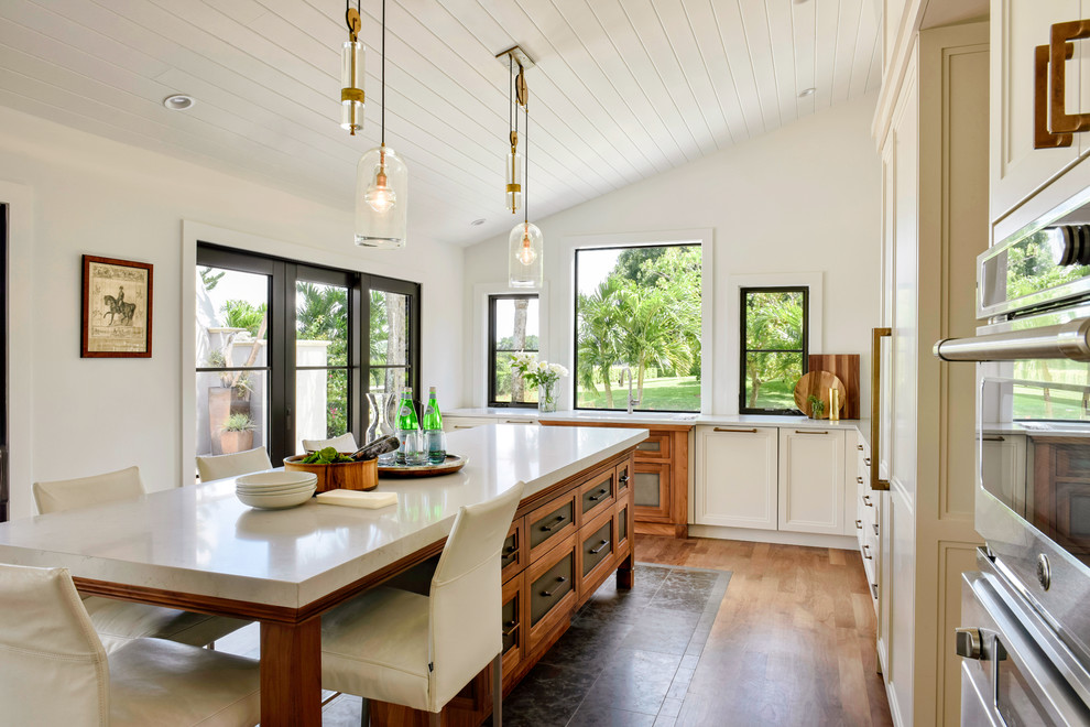 Exempel på ett stort modernt vit vitt kök, med en enkel diskho, luckor med infälld panel, vita skåp, bänkskiva i kvartsit, stänkskydd med metallisk yta, stänkskydd i metallkakel, integrerade vitvaror, mellanmörkt trägolv, en köksö och brunt golv