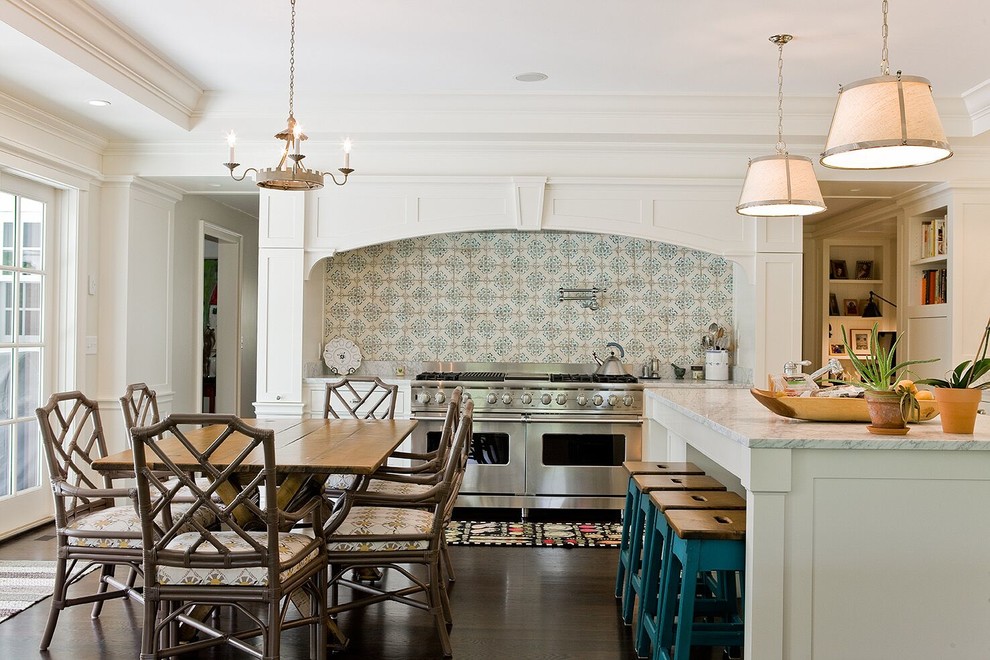 Große Klassische Wohnküche mit Rückwand aus Keramikfliesen, Küchengeräten aus Edelstahl und Kücheninsel in Boston