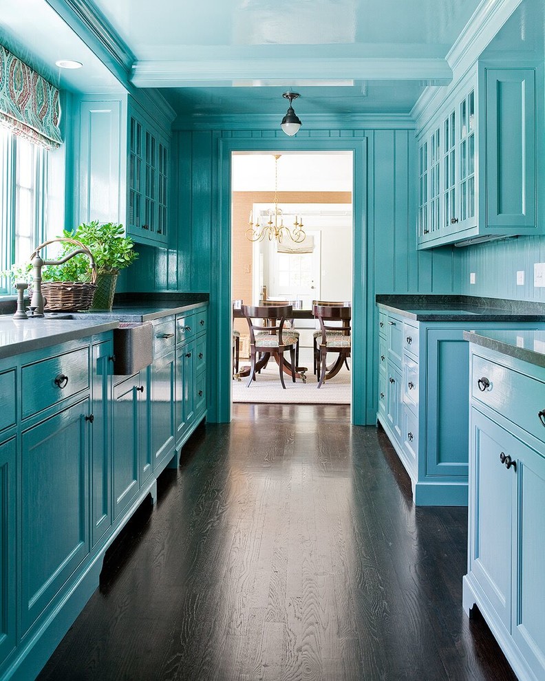 Klassische Küche mit Landhausspüle, Schrankfronten mit vertiefter Füllung, blauen Schränken, Küchenrückwand in Blau und dunklem Holzboden in Boston
