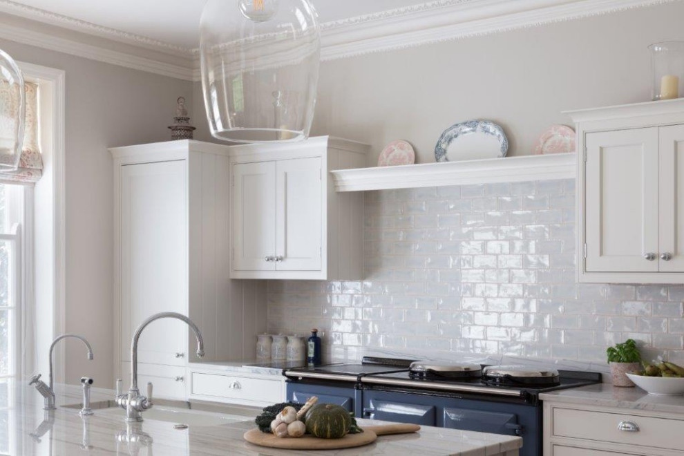 Inredning av ett klassiskt stort vit vitt kök, med en integrerad diskho, skåp i shakerstil, grå skåp, marmorbänkskiva, stänkskydd i porslinskakel, färgglada vitvaror och en köksö