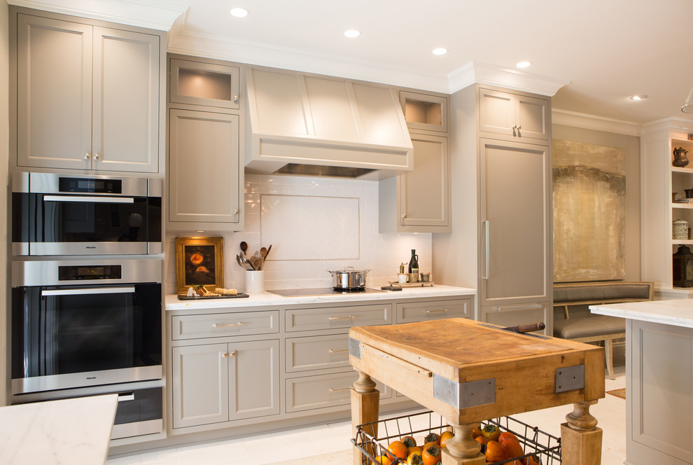 Источник вдохновения для домашнего уюта: кухня в классическом стиле с серыми фасадами, фасадами с утопленной филенкой, белым фартуком, фартуком из плитки кабанчик и техникой из нержавеющей стали