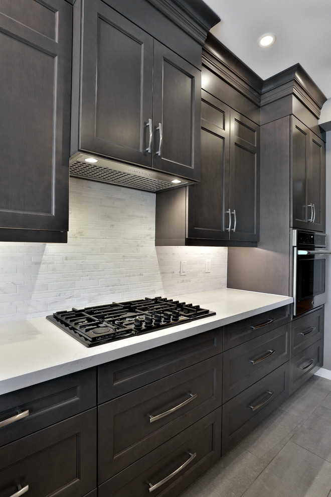 Geschlossene, Mittelgroße Klassische Küche in L-Form mit Schrankfronten im Shaker-Stil, dunklen Holzschränken, Küchengeräten aus Edelstahl und Halbinsel in Toronto