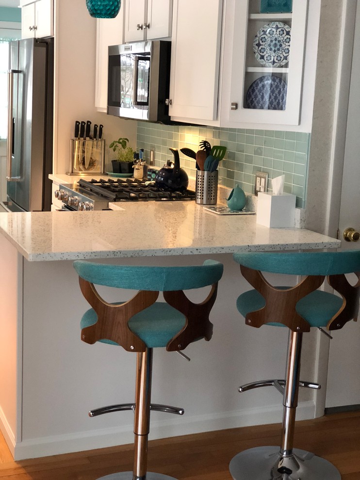 Foto di una cucina classica con lavello a doppia vasca, top in vetro riciclato, paraspruzzi verde, paraspruzzi con piastrelle di vetro, elettrodomestici in acciaio inossidabile e penisola