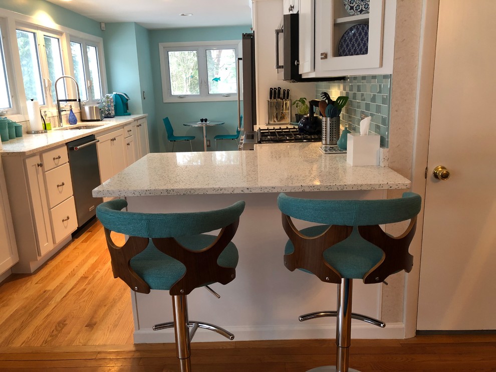 Esempio di una cucina classica con lavello a doppia vasca, top in vetro riciclato, paraspruzzi verde, paraspruzzi con piastrelle di vetro, elettrodomestici in acciaio inossidabile e penisola
