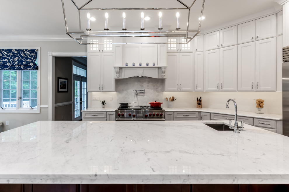 Esempio di una cucina design di medie dimensioni con ante bianche, top in granito, paraspruzzi bianco, elettrodomestici in acciaio inossidabile, parquet chiaro, pavimento beige e top bianco