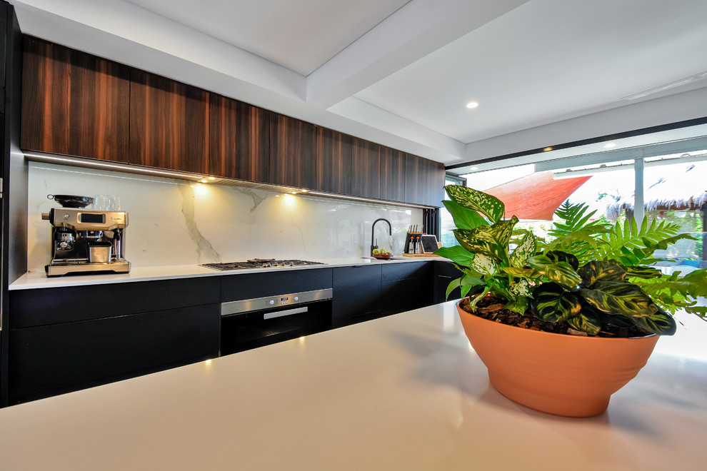 Design ideas for a large world-inspired kitchen in Darwin.