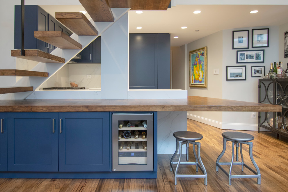 Exempel på ett litet modernt vit vitt kök, med en undermonterad diskho, skåp i shakerstil, blå skåp, bänkskiva i kvarts, vitt stänkskydd, stänkskydd i sten, integrerade vitvaror, klinkergolv i porslin, en halv köksö och grått golv