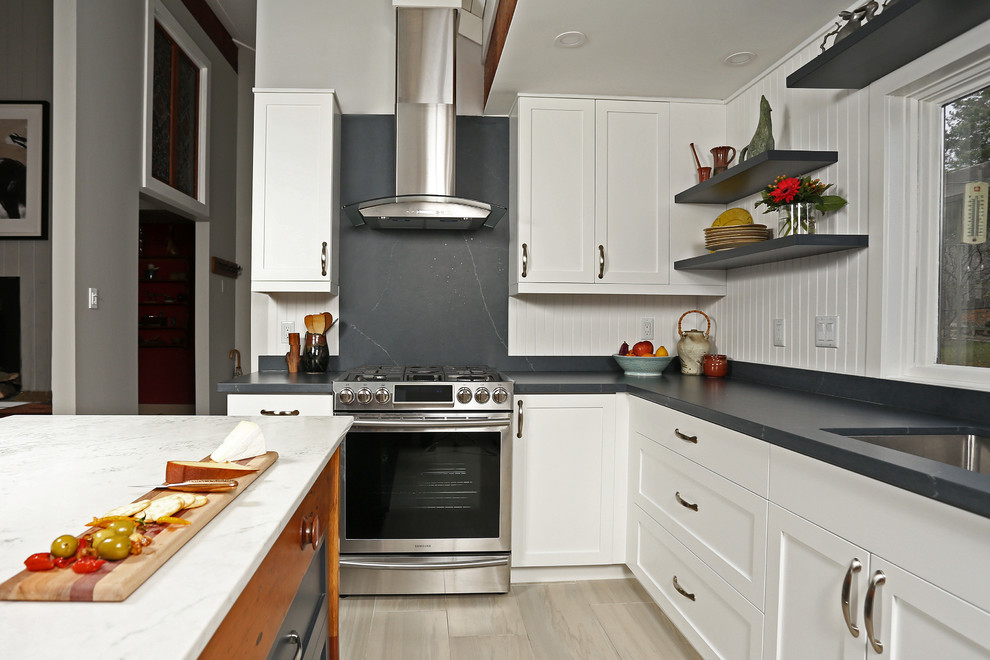 Eklektisk inredning av ett mellanstort kök, med en undermonterad diskho, skåp i shakerstil, vita skåp, bänkskiva i kvarts, vitt stänkskydd, stänkskydd i trä, rostfria vitvaror, klinkergolv i keramik, en köksö och beiget golv