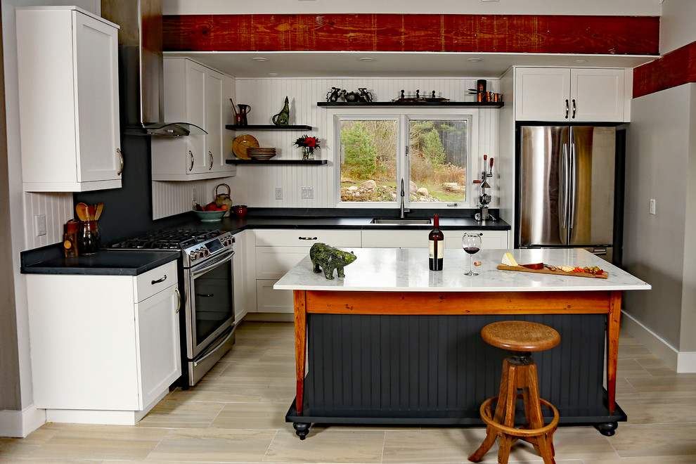 トロントにある高級な中くらいなエクレクティックスタイルのおしゃれなキッチン (アンダーカウンターシンク、シェーカースタイル扉のキャビネット、白いキャビネット、クオーツストーンカウンター、白いキッチンパネル、木材のキッチンパネル、シルバーの調理設備、セラミックタイルの床、ベージュの床) の写真
