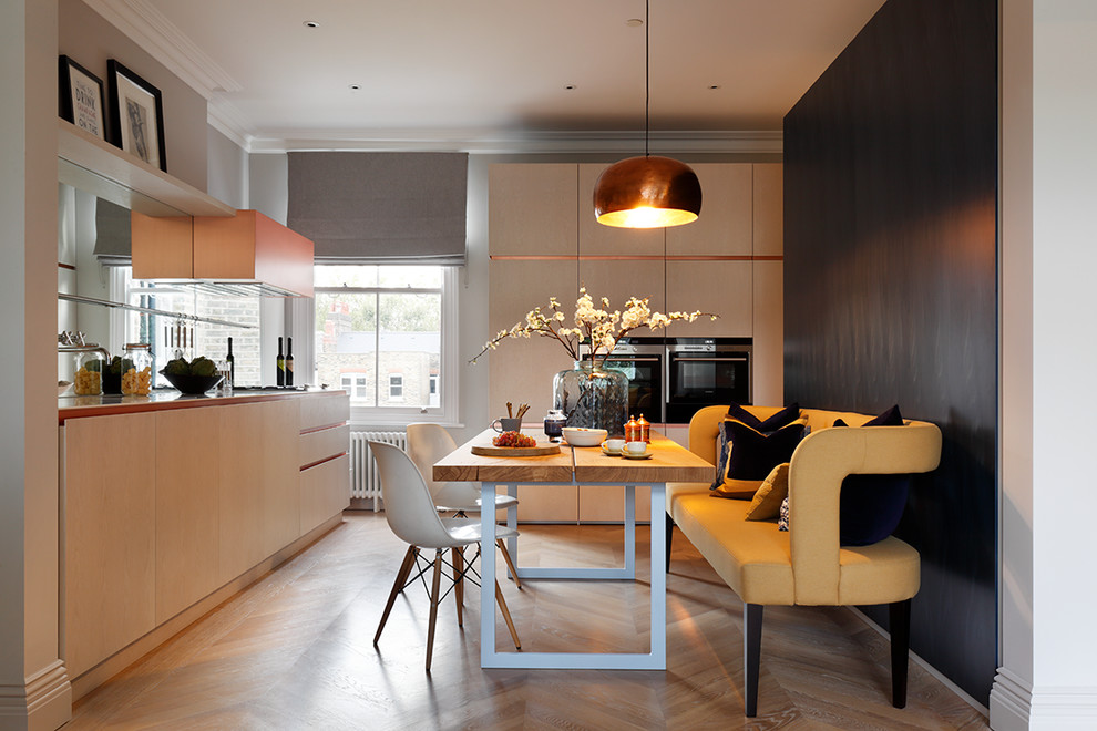 Esempio di una piccola cucina lineare minimal con ante lisce, ante beige, paraspruzzi a specchio, parquet chiaro e pavimento beige
