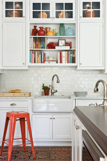 Exempel på ett stort klassiskt kök, med en rustik diskho, luckor med infälld panel, vita skåp, marmorbänkskiva, vitt stänkskydd, stänkskydd i keramik, rostfria vitvaror, mörkt trägolv och flera köksöar