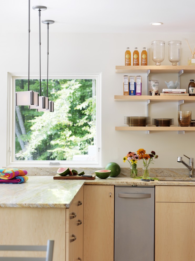 Exemple d'une cuisine tendance en bois clair avec un évier encastré, un placard à porte plane et un électroménager en acier inoxydable.