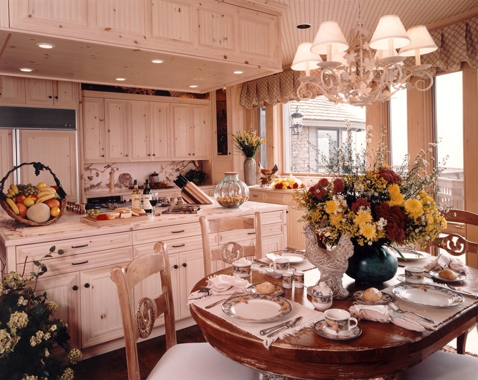 Aménagement d'une grande cuisine américaine encastrable classique en L avec un placard avec porte à panneau encastré et îlot.