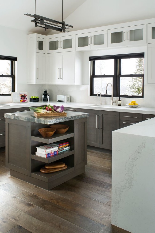 Inredning av ett modernt mellanstort kök, med en undermonterad diskho, skåp i shakerstil, vita skåp, marmorbänkskiva, vitt stänkskydd, stänkskydd i sten, rostfria vitvaror, ljust trägolv och en köksö