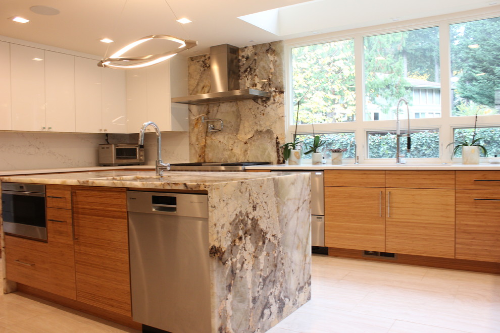 Modern inredning av ett stort beige beige kök, med en undermonterad diskho, släta luckor, orange skåp, granitbänkskiva, vitt stänkskydd, rostfria vitvaror, klinkergolv i porslin, en köksö och vitt golv