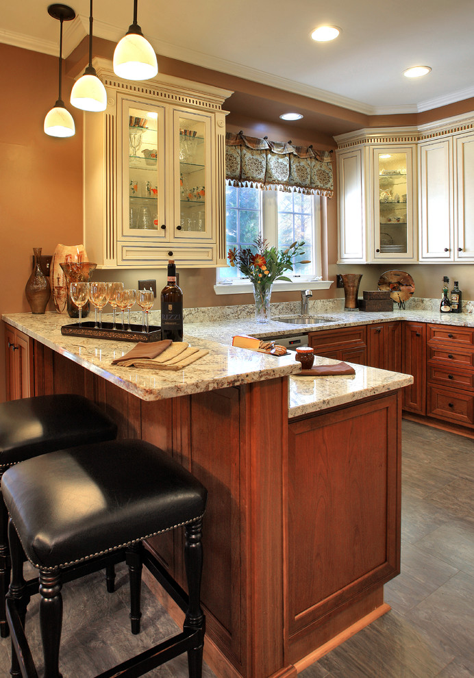 Bild på ett mellanstort vintage kök, med en enkel diskho, vita skåp, granitbänkskiva, rostfria vitvaror, linoleumgolv, en halv köksö, beiget golv och luckor med infälld panel