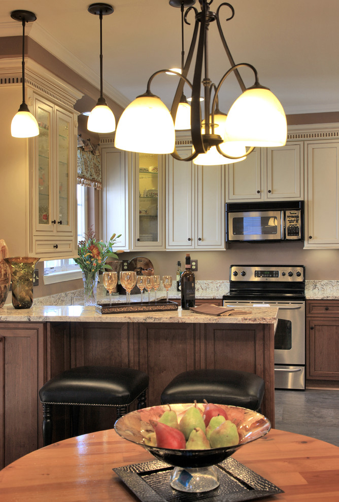 Bild på ett mellanstort vintage kök, med en enkel diskho, luckor med profilerade fronter, skåp i mellenmörkt trä, granitbänkskiva, rostfria vitvaror, linoleumgolv, en halv köksö och beiget golv
