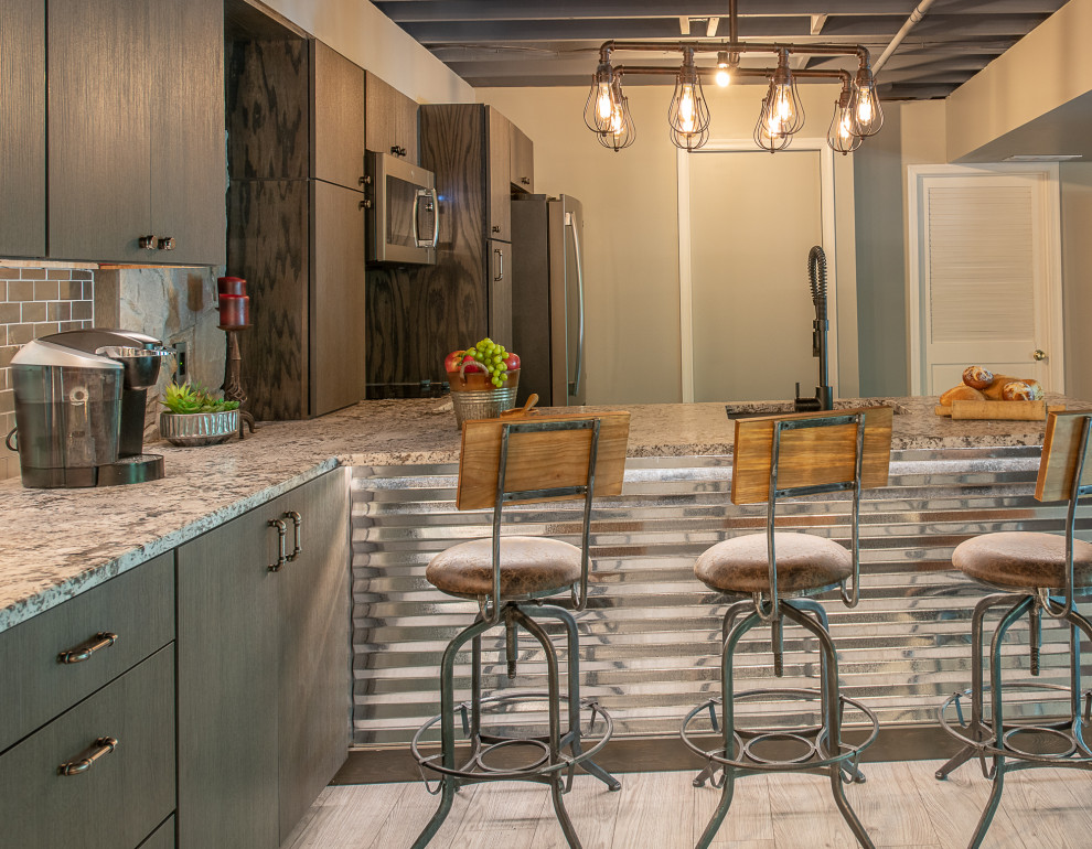 Bild på ett litet industriellt flerfärgad flerfärgat kök, med en undermonterad diskho, släta luckor, bruna skåp, granitbänkskiva, stänkskydd med metallisk yta, stänkskydd i metallkakel, rostfria vitvaror, laminatgolv, en halv köksö och beiget golv