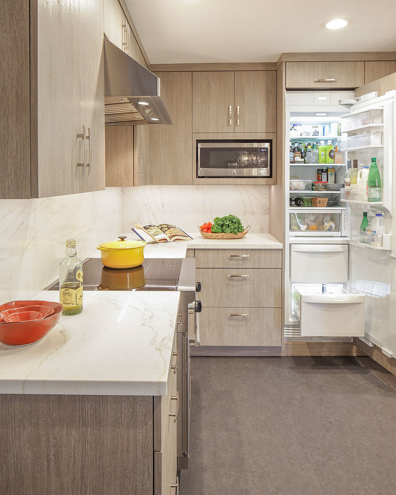 Exempel på ett avskilt, litet modernt vit vitt u-kök, med en undermonterad diskho, släta luckor, bruna skåp, bänkskiva i kvarts, vitt stänkskydd, stänkskydd i sten, integrerade vitvaror, linoleumgolv och grått golv