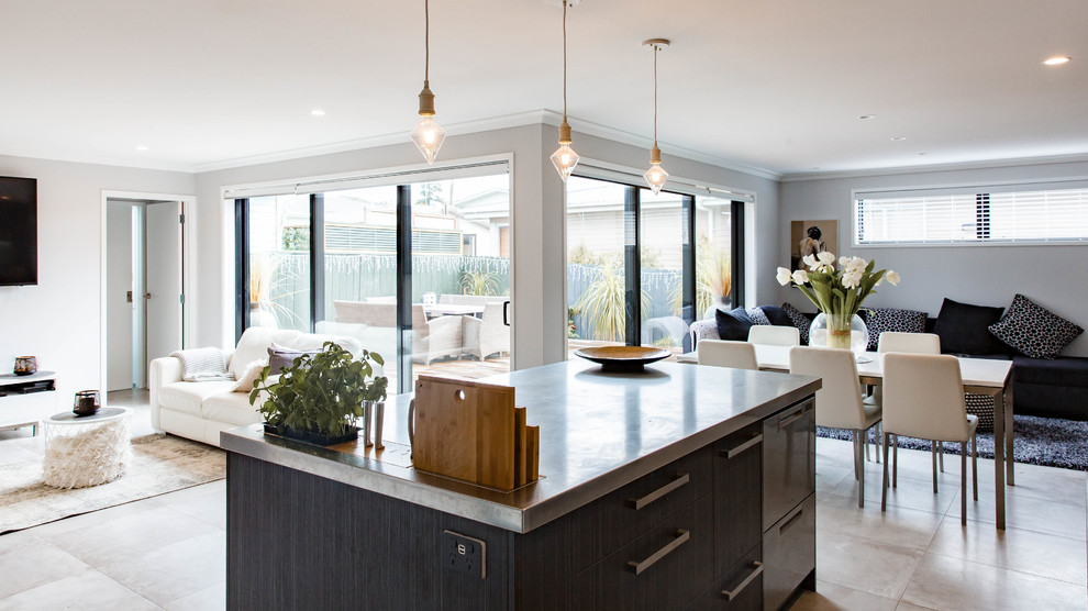 Mittelgroße Moderne Wohnküche mit Kücheninsel in Auckland