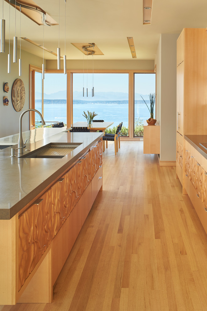Idée de décoration pour une cuisine parallèle et encastrable design en bois brun de taille moyenne avec un évier encastré, un plan de travail en quartz modifié, îlot et un sol en bois brun.