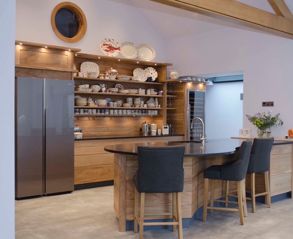 Immagine di una cucina contemporanea con top in granito e paraspruzzi in legno