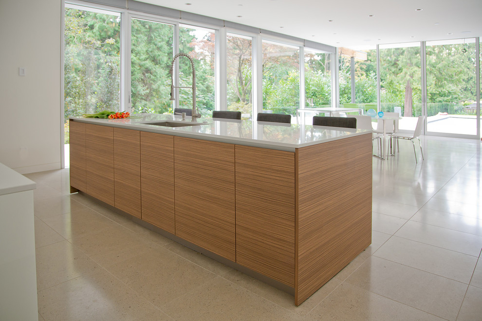 Modelo de cocina comedor minimalista con fregadero bajoencimera, armarios con paneles lisos y puertas de armario de madera clara