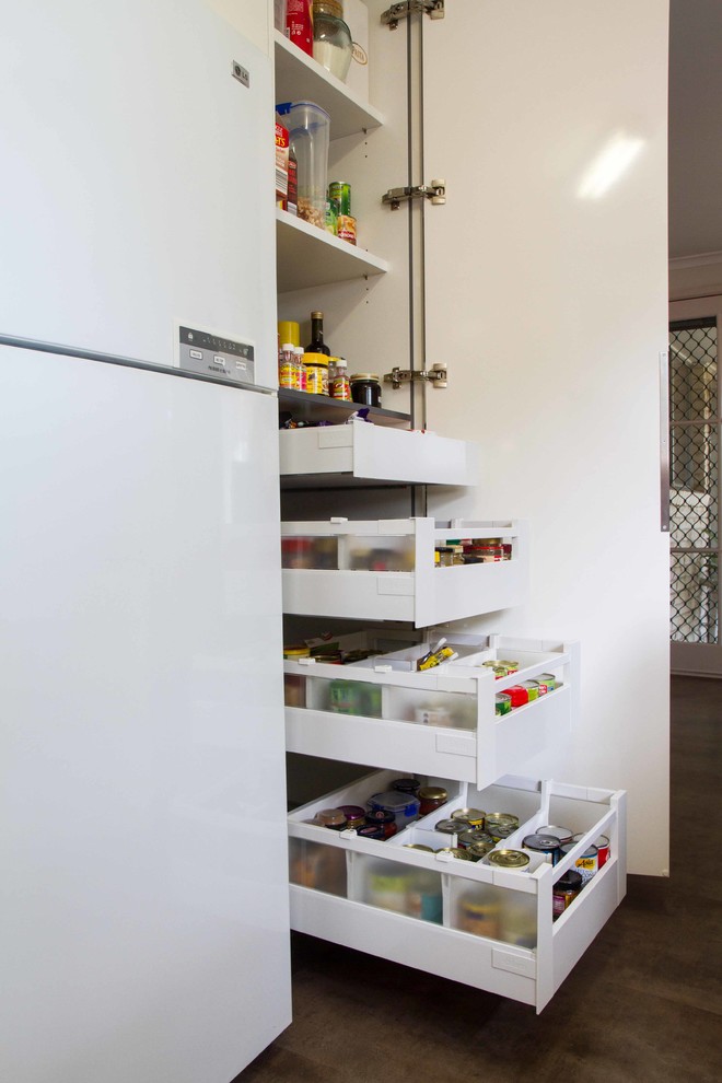 メルボルンにある小さなコンテンポラリースタイルのおしゃれなキッチン (フラットパネル扉のキャビネット、白いキャビネット、ラミネートカウンター、クッションフロア、アイランドなし) の写真
