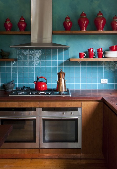 Hai scaffali a giorno in cucina? Puoi coprirli con tendine su misura e  decorare con un tocco rustico 