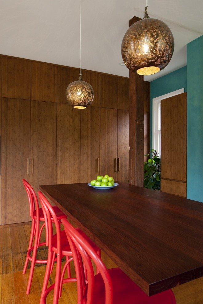 Ejemplo de cocina comedor contemporánea grande con armarios con paneles lisos, puertas de armario de madera oscura, fregadero bajoencimera, encimera de madera, salpicadero gris, salpicadero de azulejos de cerámica, electrodomésticos de acero inoxidable, suelo de madera en tonos medios y una isla