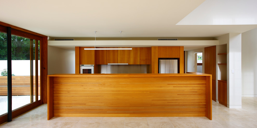Стильный дизайн: большая кухня в современном стиле с обеденным столом и островом - последний тренд