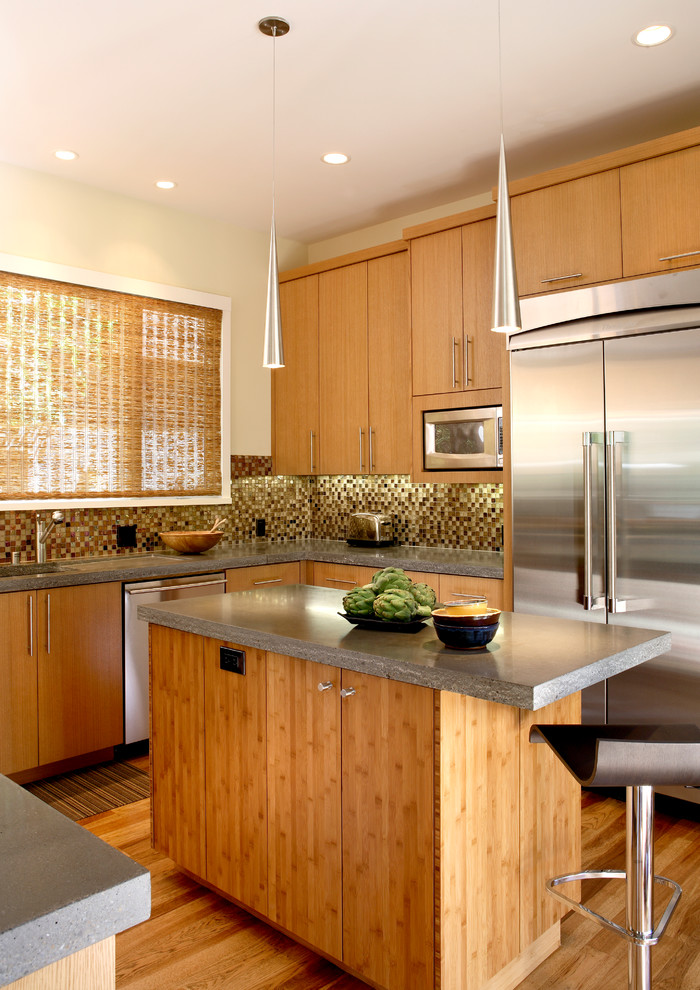 Foto på ett mellanstort funkis kök, med en undermonterad diskho, släta luckor, skåp i ljust trä, bänkskiva i kalksten, brunt stänkskydd, stänkskydd i mosaik, rostfria vitvaror, ljust trägolv och en köksö
